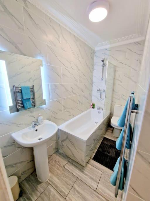 Charming Home With Private Balcony, On 1St Floor, With 2 Bathrooms, 3 Min Walk To Earl'S Court Station 伦敦 外观 照片