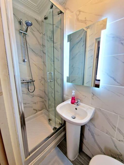 Charming Home With Private Balcony, On 1St Floor, With 2 Bathrooms, 3 Min Walk To Earl'S Court Station 伦敦 外观 照片