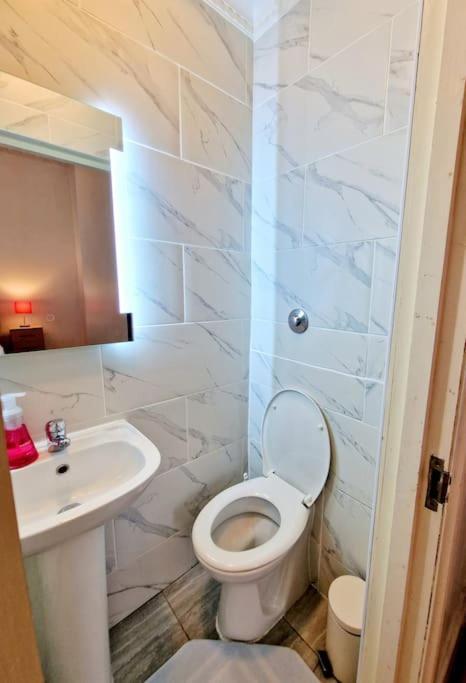 Charming Home With Private Balcony, On 1St Floor, With 2 Bathrooms, 3 Min Walk To Earl'S Court Station 伦敦 外观 照片