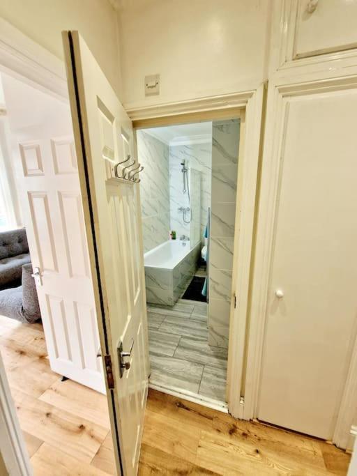 Charming Home With Private Balcony, On 1St Floor, With 2 Bathrooms, 3 Min Walk To Earl'S Court Station 伦敦 外观 照片