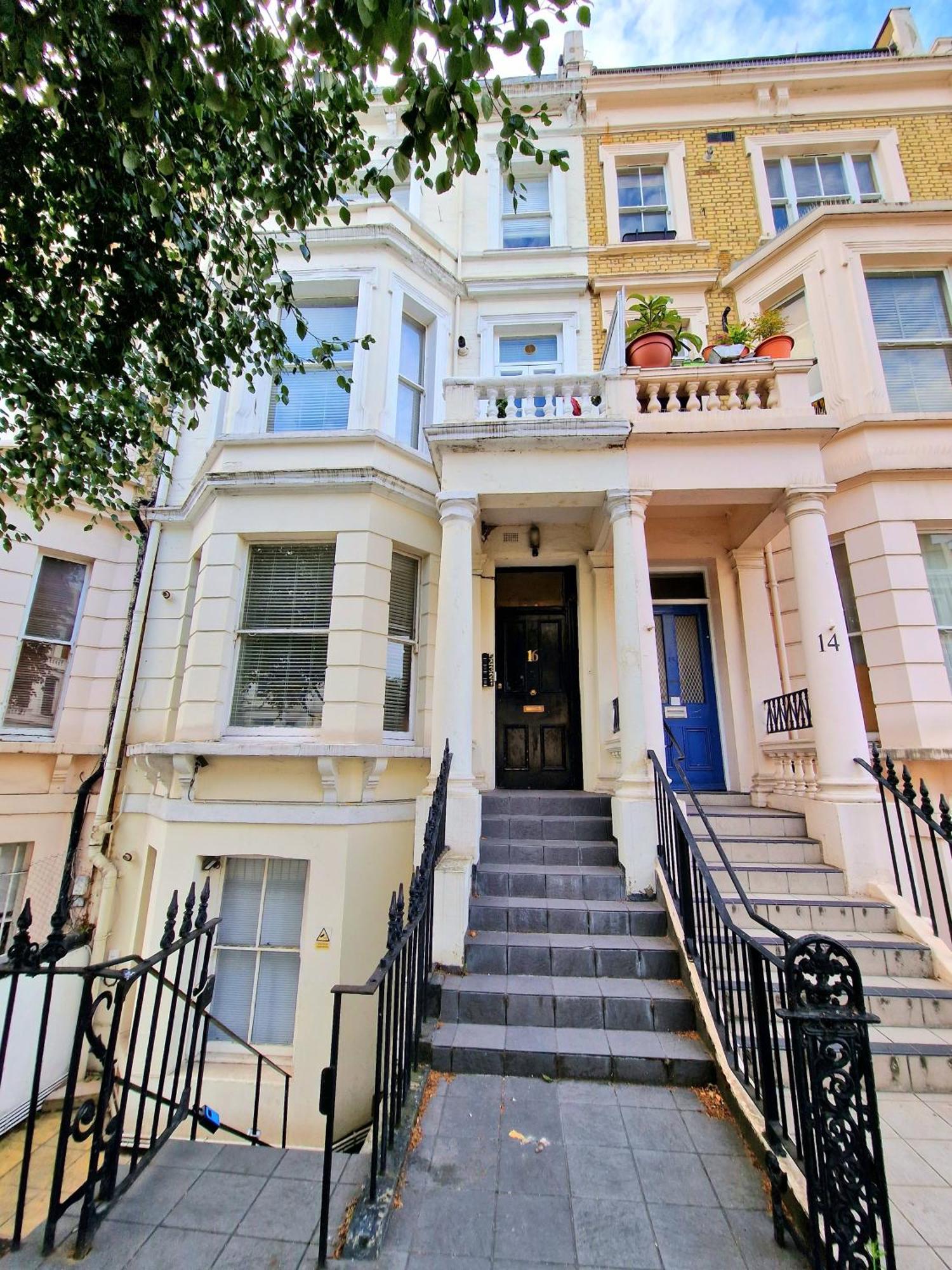 Charming Home With Private Balcony, On 1St Floor, With 2 Bathrooms, 3 Min Walk To Earl'S Court Station 伦敦 外观 照片
