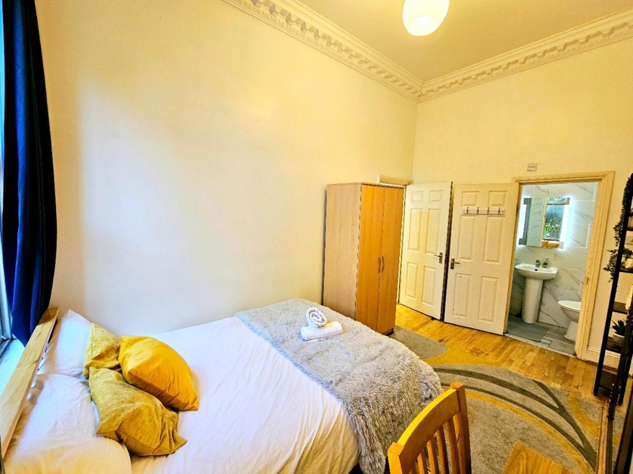 Charming Home With Private Balcony, On 1St Floor, With 2 Bathrooms, 3 Min Walk To Earl'S Court Station 伦敦 外观 照片