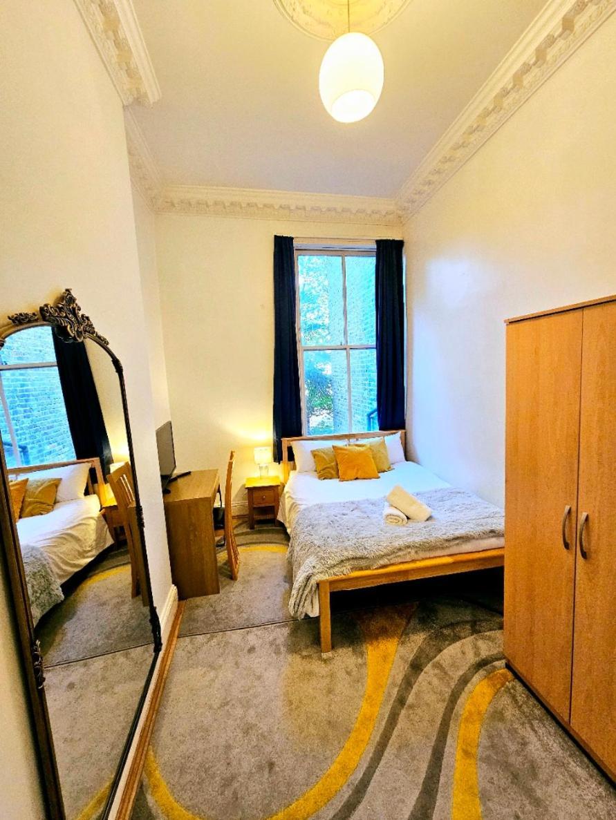 Charming Home With Private Balcony, On 1St Floor, With 2 Bathrooms, 3 Min Walk To Earl'S Court Station 伦敦 外观 照片