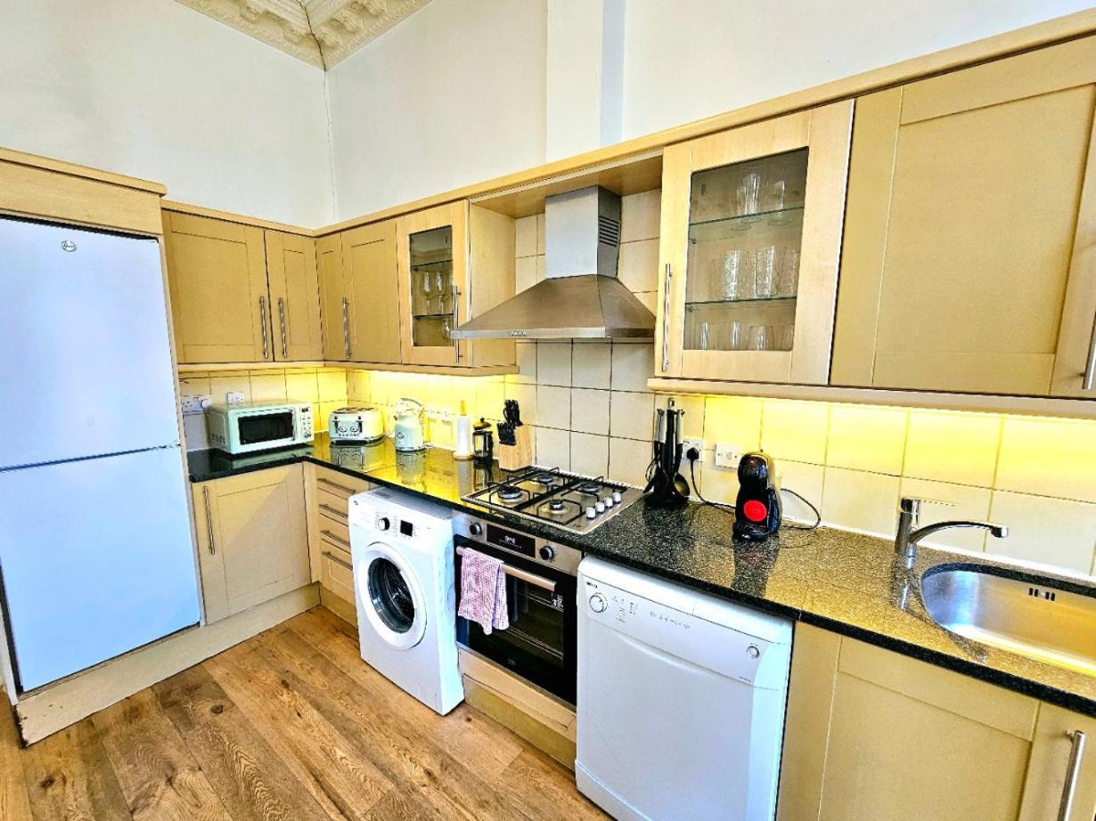 Charming Home With Private Balcony, On 1St Floor, With 2 Bathrooms, 3 Min Walk To Earl'S Court Station 伦敦 外观 照片