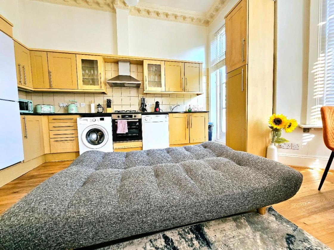 Charming Home With Private Balcony, On 1St Floor, With 2 Bathrooms, 3 Min Walk To Earl'S Court Station 伦敦 外观 照片