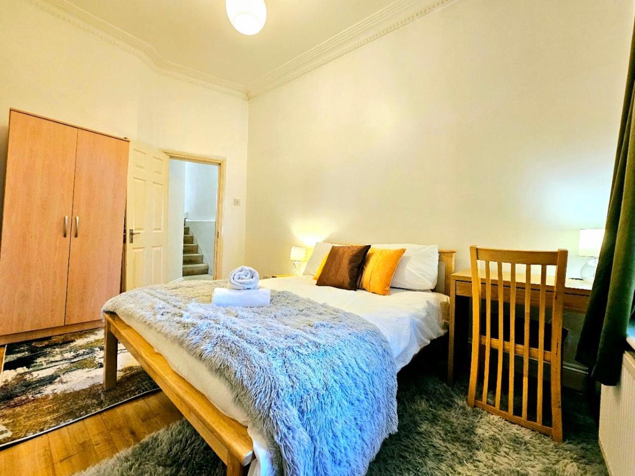 Charming Home With Private Balcony, On 1St Floor, With 2 Bathrooms, 3 Min Walk To Earl'S Court Station 伦敦 外观 照片
