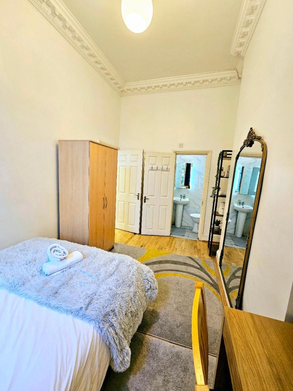 Charming Home With Private Balcony, On 1St Floor, With 2 Bathrooms, 3 Min Walk To Earl'S Court Station 伦敦 外观 照片