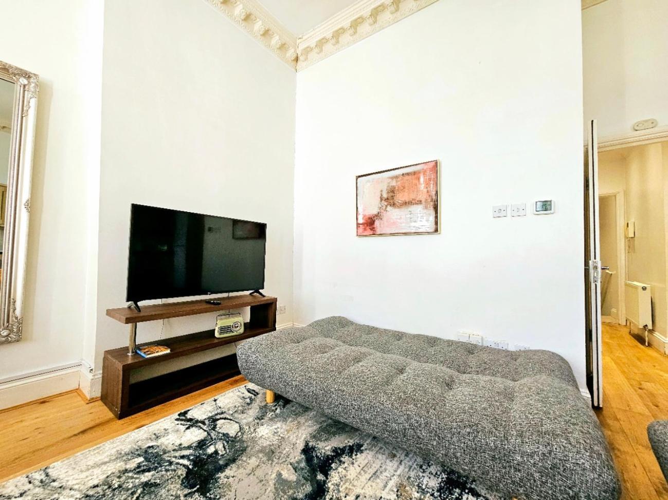 Charming Home With Private Balcony, On 1St Floor, With 2 Bathrooms, 3 Min Walk To Earl'S Court Station 伦敦 外观 照片
