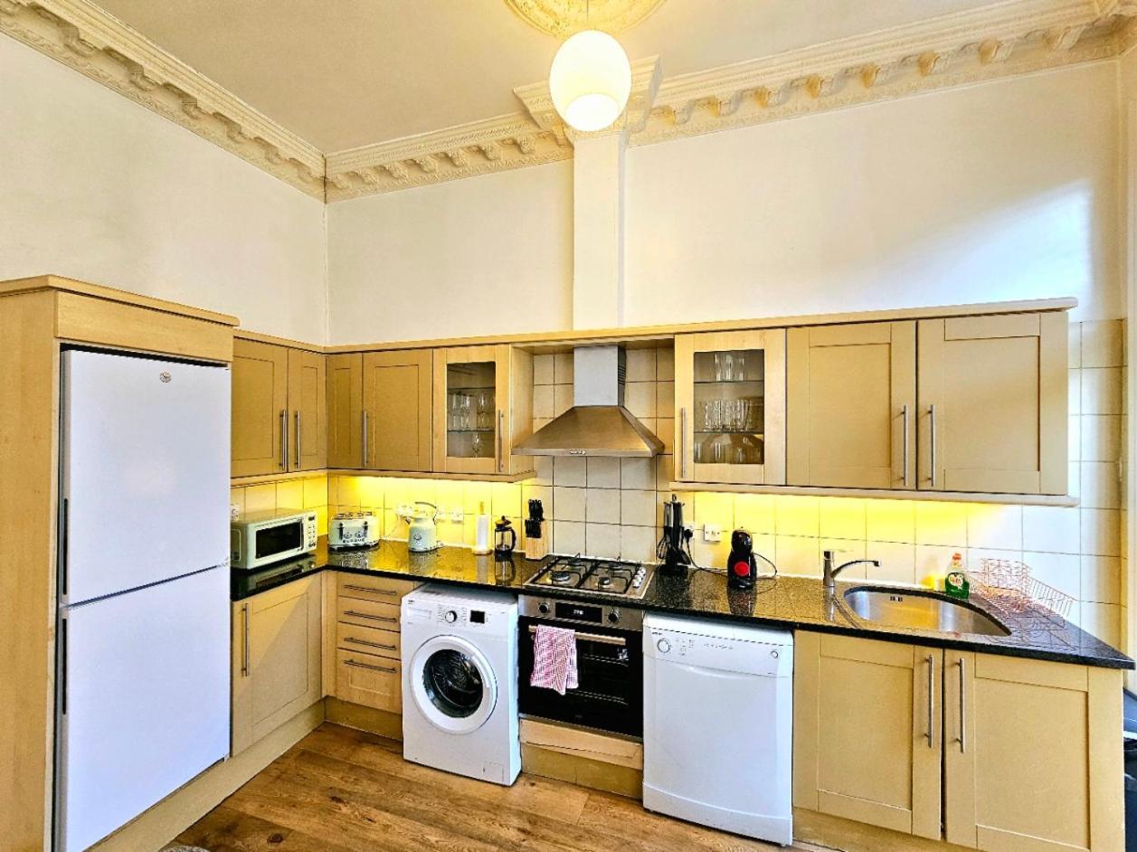 Charming Home With Private Balcony, On 1St Floor, With 2 Bathrooms, 3 Min Walk To Earl'S Court Station 伦敦 外观 照片