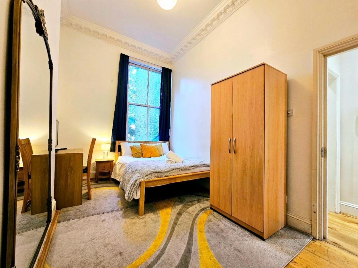 Charming Home With Private Balcony, On 1St Floor, With 2 Bathrooms, 3 Min Walk To Earl'S Court Station 伦敦 外观 照片
