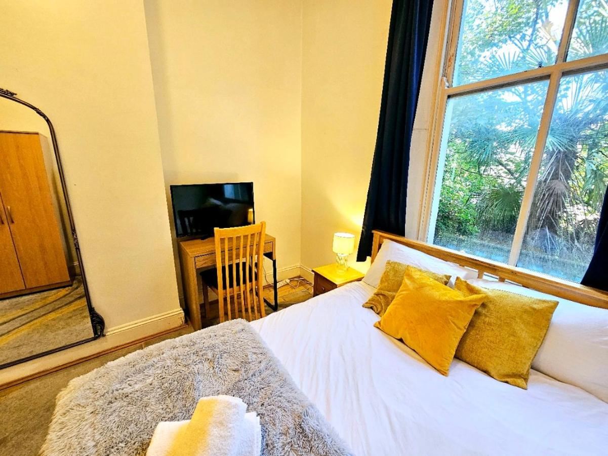 Charming Home With Private Balcony, On 1St Floor, With 2 Bathrooms, 3 Min Walk To Earl'S Court Station 伦敦 外观 照片